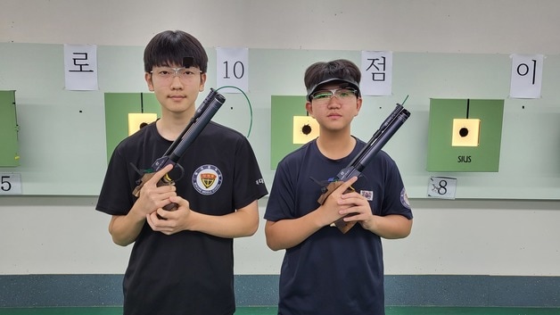 청주 복대중학교 사격부 김태율(왼쪽)과 송시후.(청주교육지원청 제공. 재판매 및 DB금지)