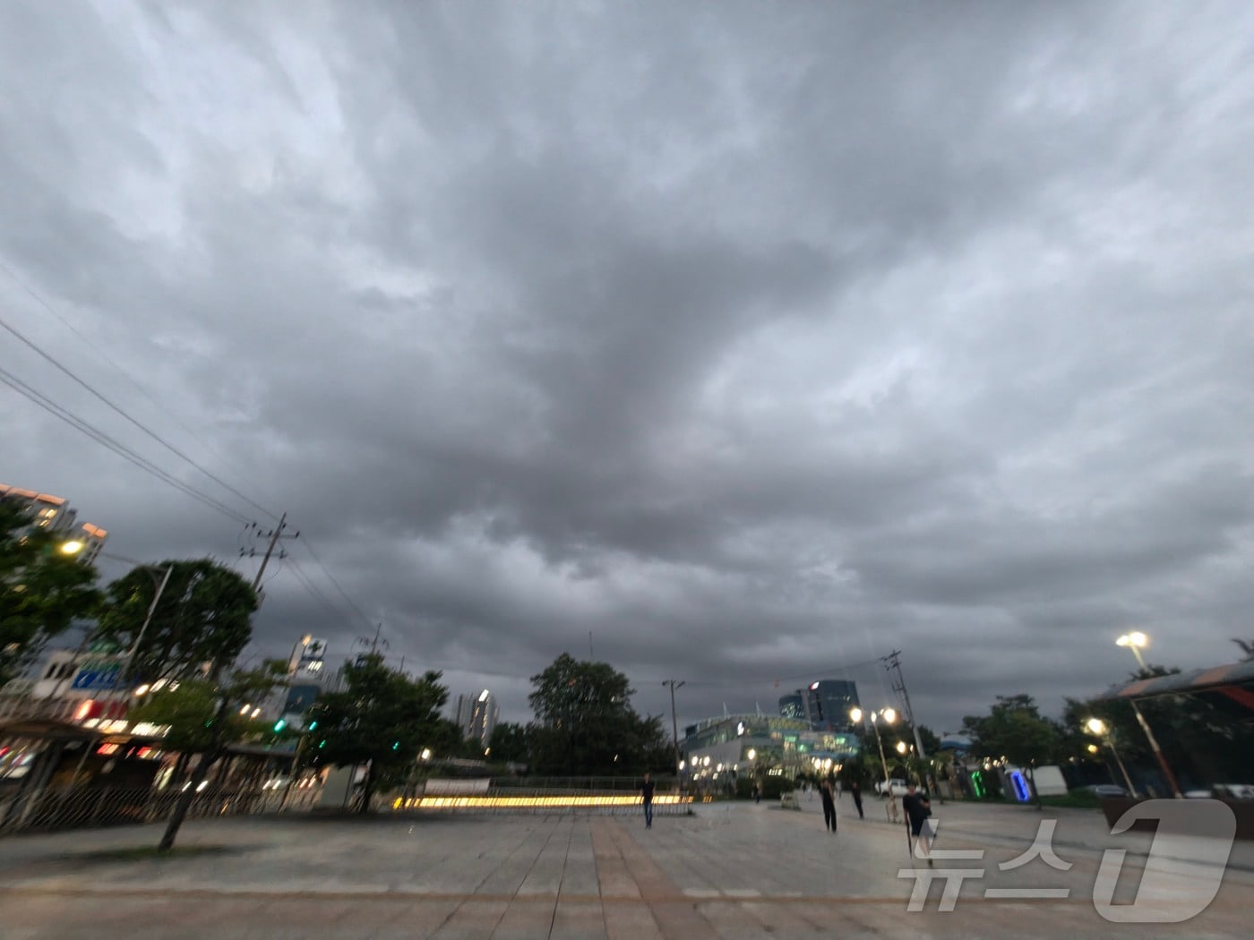 20일 서울 은평구 수색역 인근 하늘에 먹구름이 드리우며 금방이라도 비가 쏟아질 듯한 모습을 보이고 있다. 2026.7.20 ⓒ 뉴스1 황덕현 기후환경전문기자