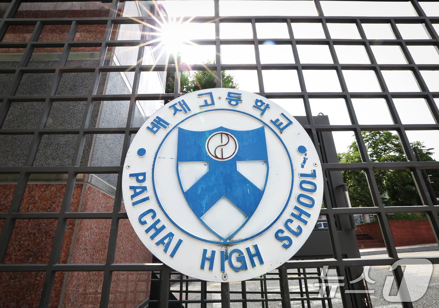 '5·18 민주화운동 비하 응원' 논란으로 6개월 출전정지 징계를 받은 배재고 야구부가 대한체육회 스포츠공정위원회 재심의 청구 끝에 징계 수위가 1개월로 낮아졌다. 이번 감경으로 다음 달 열리는 제54회 봉황대기 전국고교야구대회에 참가할 수 있게 됐다. 사진은 지난 19일 서울 강동구 배재고등학교의 모습. ⓒ 뉴스1 이종수 기자