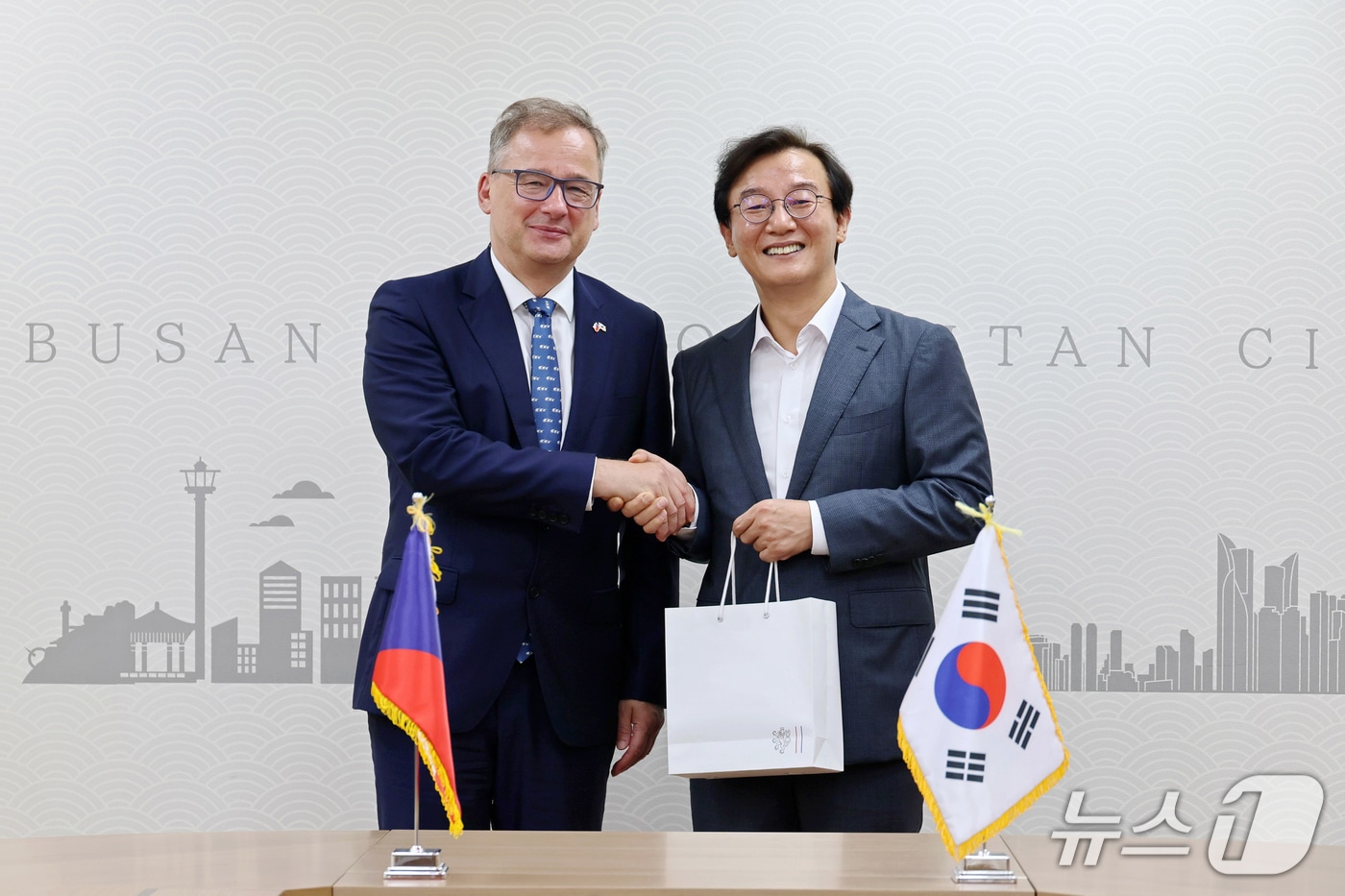 전재수 부산시장과 이반 얀차렉 주한체코 대사가 악수를 나눈 후 기념촬영을 하고 있다.(부산시 제공. 재판매 및 DB 금지)