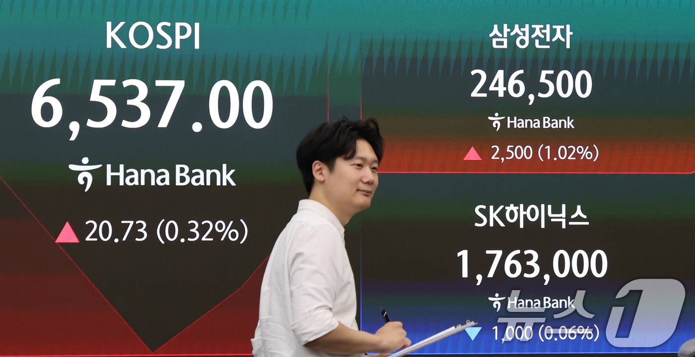 21일 서울 중구 하나은행 딜링룸 전광판에 코스피 등 시황이 표시되고 있다 이날 코스피는 전 거래일(6516.27) 대비 0.57%(37.61포인트) 오른 6553.88로 출발했다. 2026.7.21 ⓒ 뉴스1 박지혜 기자