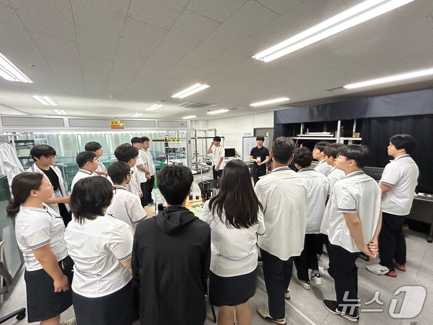 정석항공고 학생들이 인하대 항공우주융합캠퍼스에서 실험실을 탐방하고 있다.(인하대 제공. 재배포 및 DB금지)2026.7.21/뉴스1
