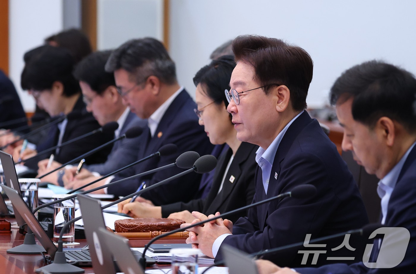 李대통령, 5·18 진압 연루자 서훈 취소에 "누적된 왜곡 잘 정리했다" - 뉴스 썸네일 이미지