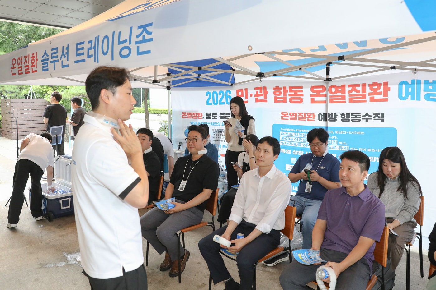 동아쏘시오그룹은 지난 20일 서울 동대문구 본사에서 임직원 대상 민관합동 온열질환 예방 캠페인을 실시했다. 온열질환 예방 트레이닝존에서 동아쏘시오그룹 임직원들이 온열질환 예방 관련 설명을 듣고 있다. (동아제약 제공)