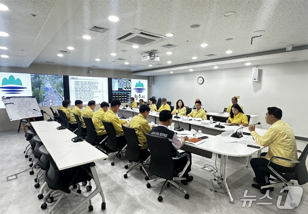 강원 원주시가 지난 20일 시청 3층 재난안전대책본부 회의실에서 김정남 부시장 주재로 '2026년 여름철 자연재난 호우 대비 추진상황 점검회의'를 열었다. (원주시 제공. 재판매 및 DB금지) 2026.7.21/뉴스1