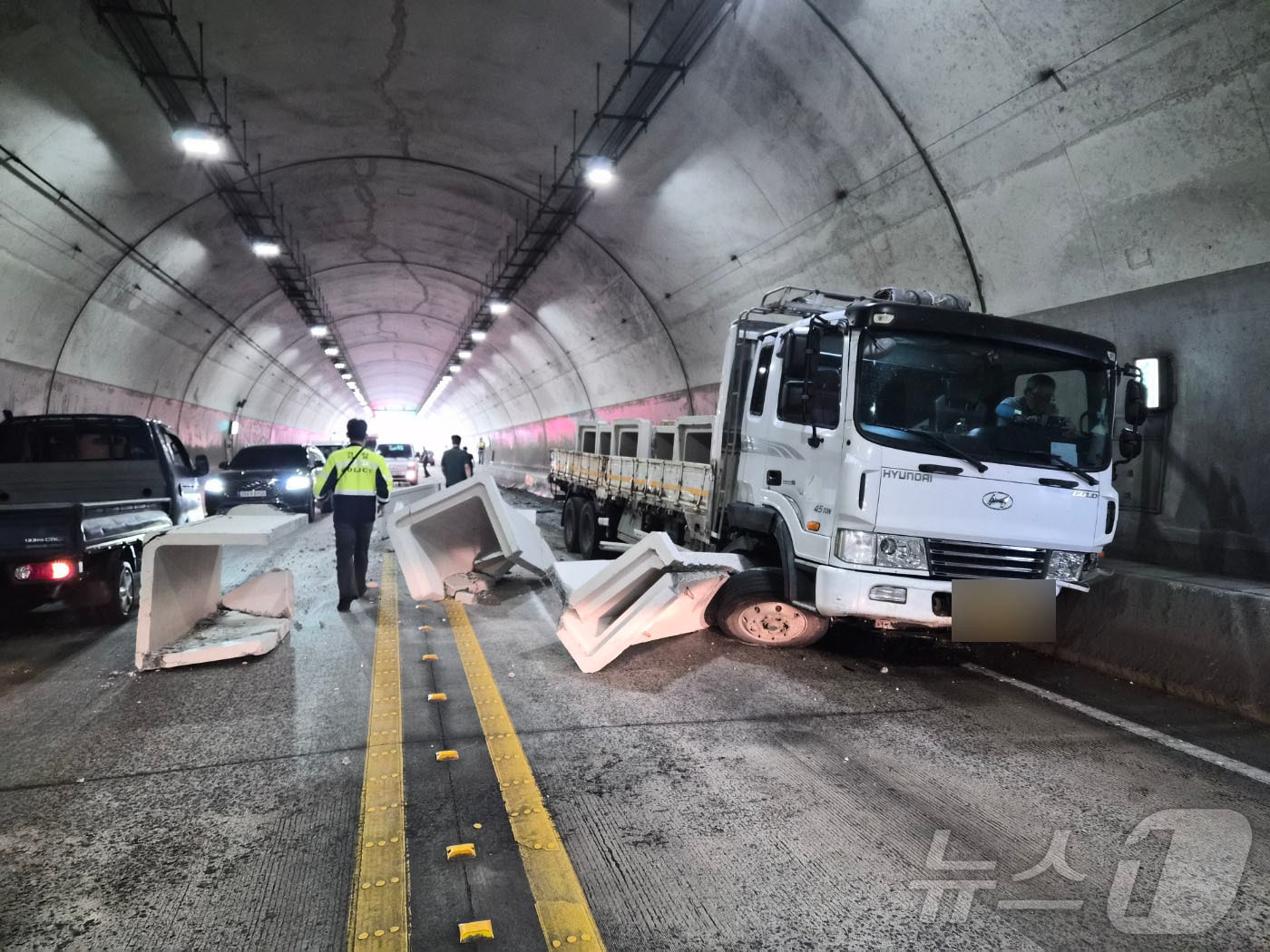 21일 오전 9시 45분쯤 전남광주통합특별시 장흥군 용산면 자울재터널(장흥방면)에서 SUV가 중앙선을 넘어 마주오던 5톤 화물차 운전석 측면을 들이받아 콘크리트 구조물이 떨어지며 차량 통행이 통제된 모습. (전남광주통합소방본부 제공. 재판매 및 DB 금지)