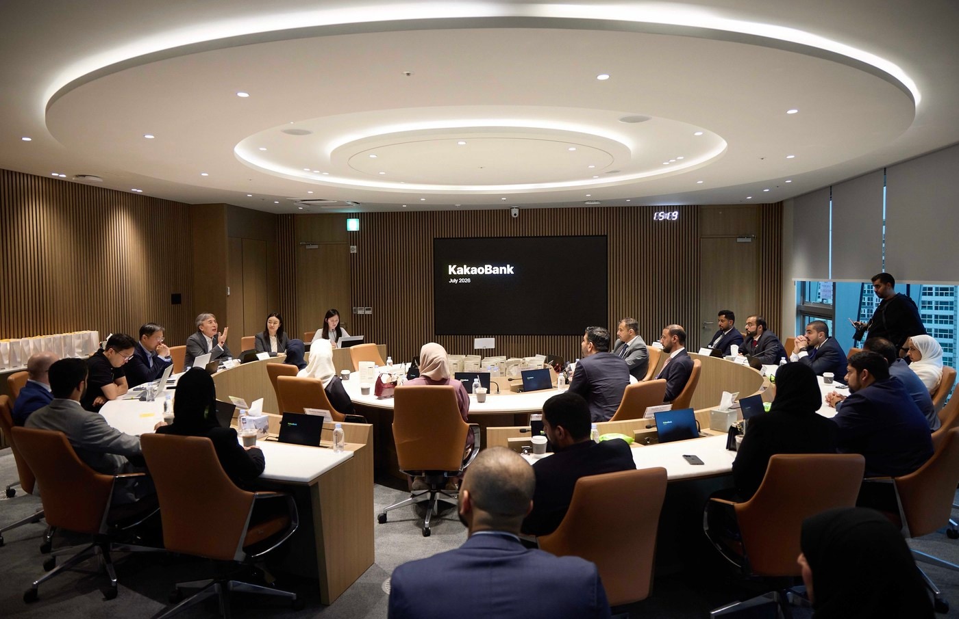카카오뱅크, UAE에 디지털뱅킹 혁신 소개..."글로벌 영향력 확대" - 뉴스 썸네일 이미지