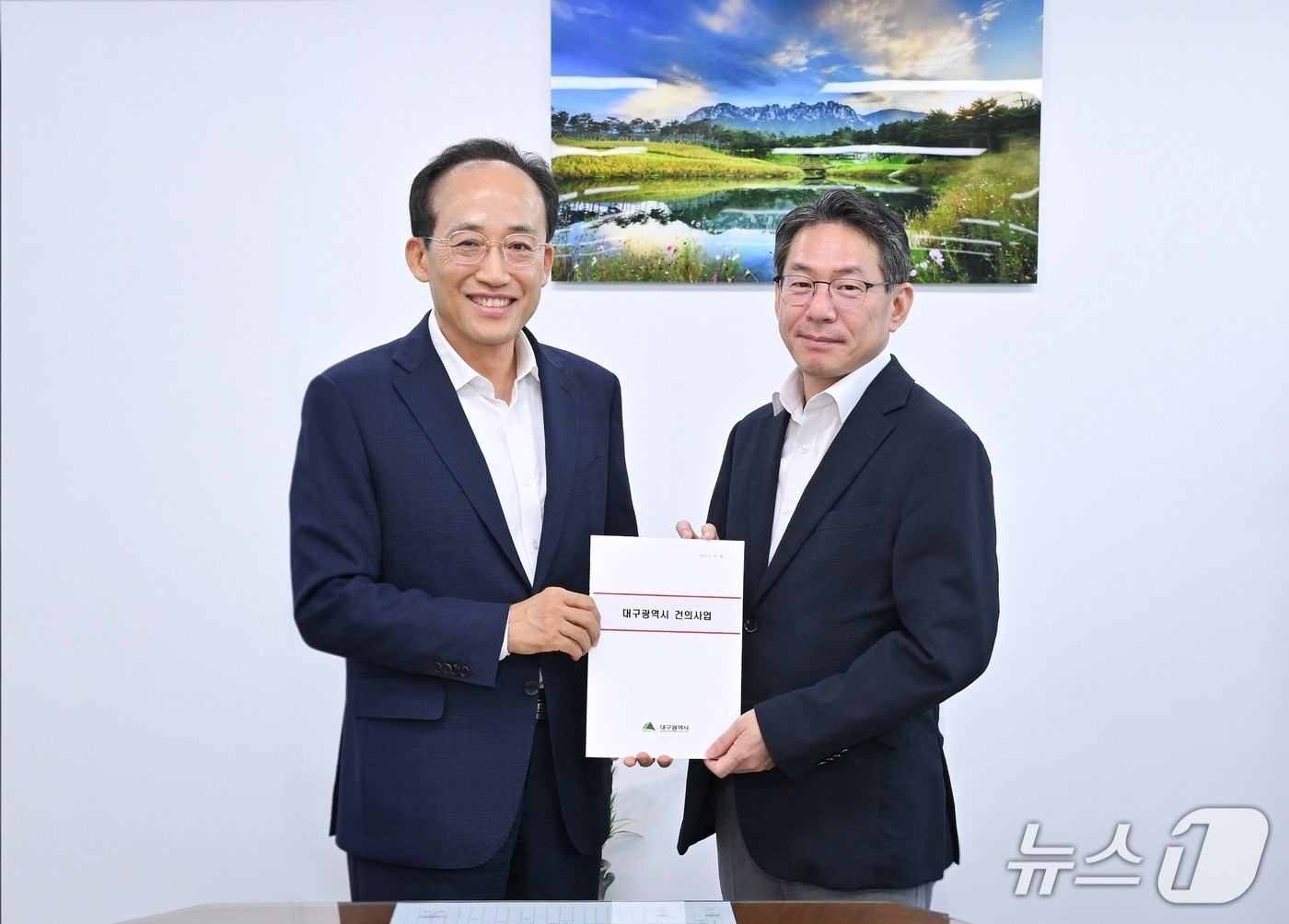 추경호 시장이 20일 기획예산처를 방문해 조용범 신임 차관을 만나 국비 지원을 요청한 뒤 기념촬영을 하고 있다. (대구시 제공. 재판매 및 DB 금지) 2026.7.20/뉴스1