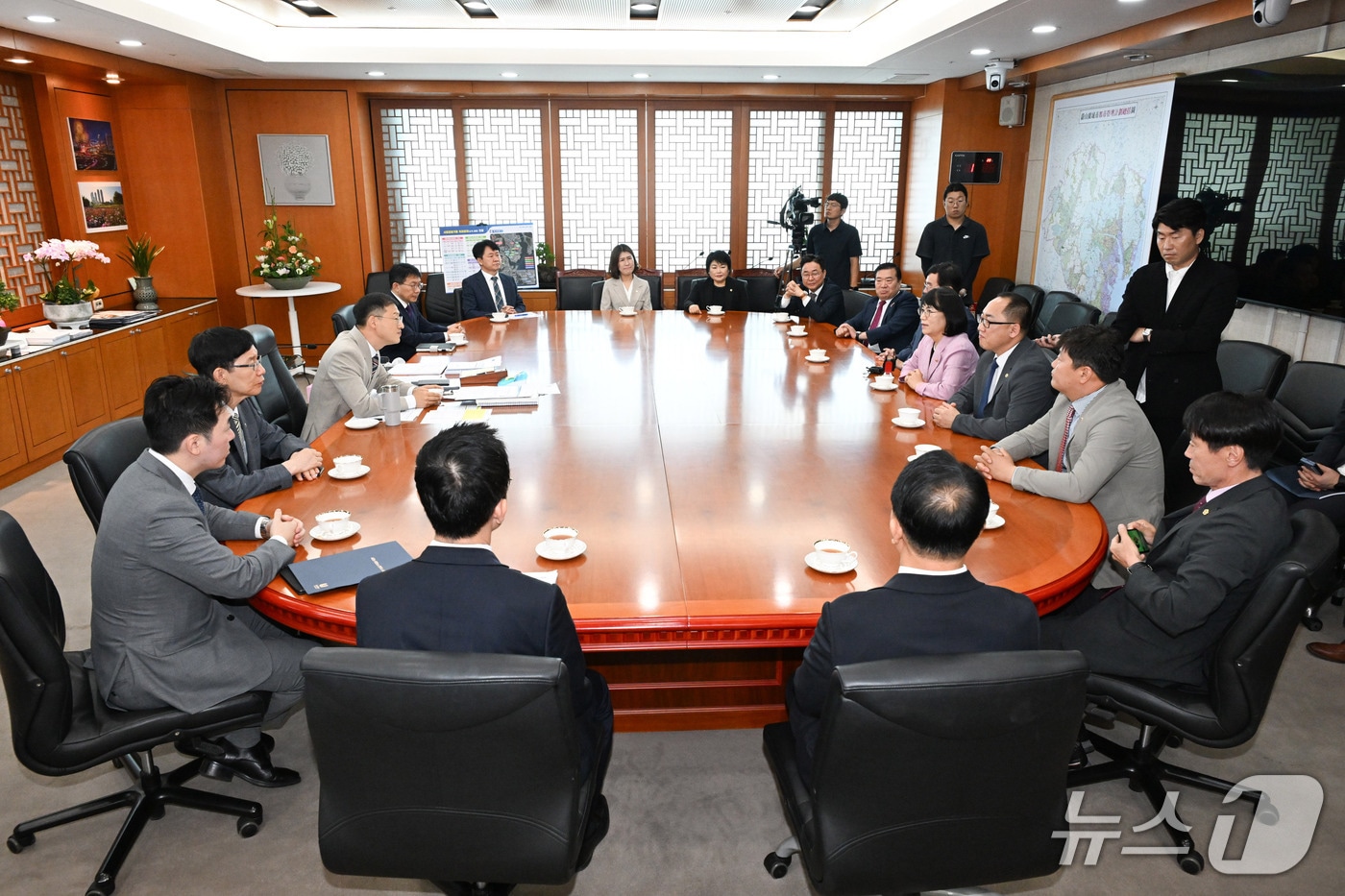 울산시의회 제9대 전반기 확대의장단 및 상임·예결위원장이 지난 20일 오전 취임 인사차 시청 본관 시장실을 방문해 김상욱 시장과 환담을 나눴다.(울산시의회 제공. 재판매 및 DB금지)/뉴스1
