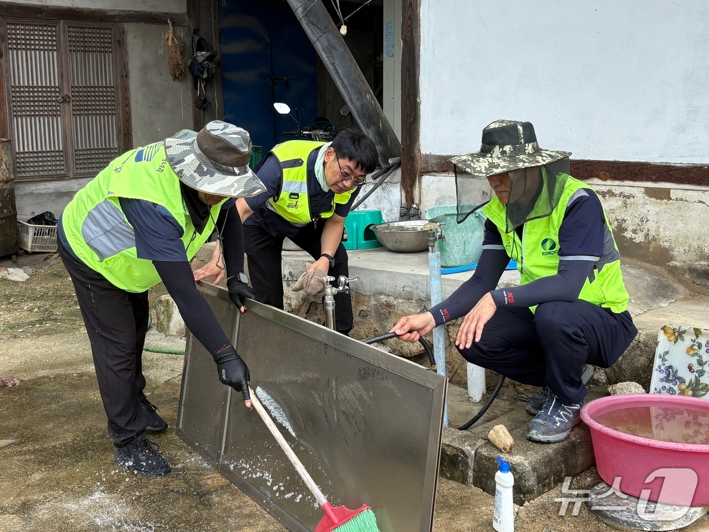 남부발전 안동빛드림본부 직원들이 21일 안동시 풍산읍의 취약계층 가정을 방문해 주거환경 개선 봉사활동을 하고 있다. (남부발전 제공) /2026.7.21/