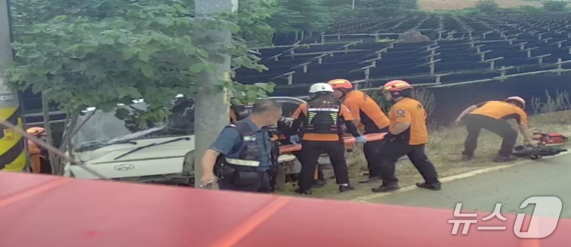 21일 낮 12시 33분께 전북 고창군 대산면의 한 도로를 주행하던 1톤 트럭이 전봇대를 들이받는 사고가 발생했다.(전북소방본부 제공. 재판매 및 DB금지)