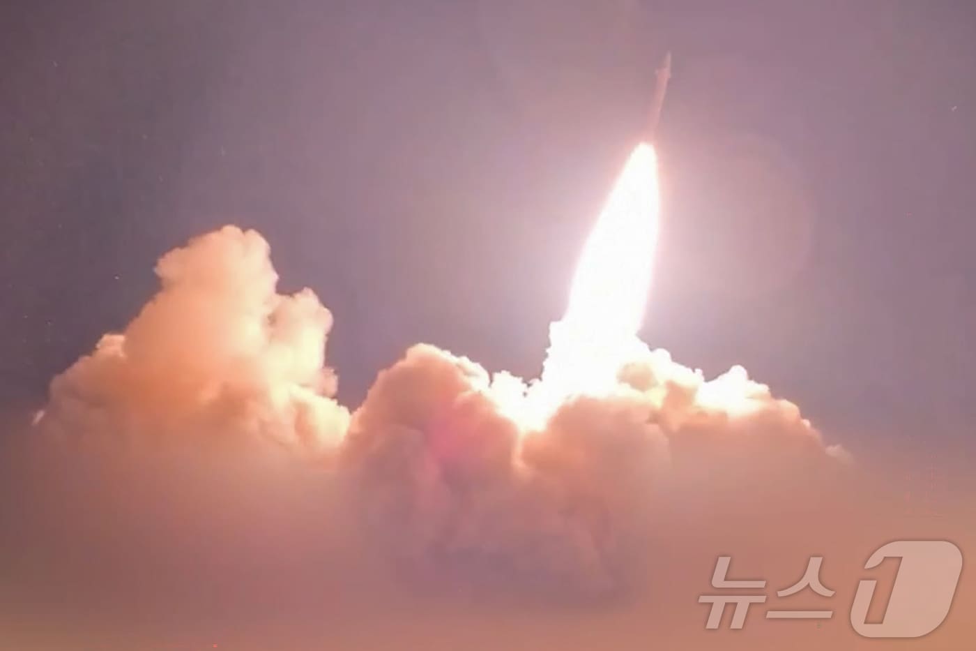 이란 혁명수비대(IRGC) 산하 세파뉴스가 지난 16일(현지시간) 공개한 미사일 발사 영상. 2026.07.16. ⓒ AFP=뉴스1