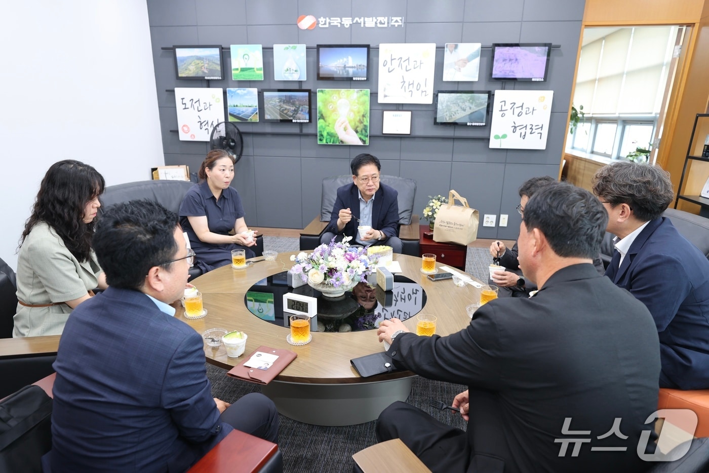 권명호 한국동서발전 사장(가운데)과 울산지역 종합사회복지관 담당자들이 21일 곡성 특산물 멜론으로 제작된 케이크 전달식을 가진 이후 기념 사진을 찍고 있다. (동서발전 제공) /2026.7.21/