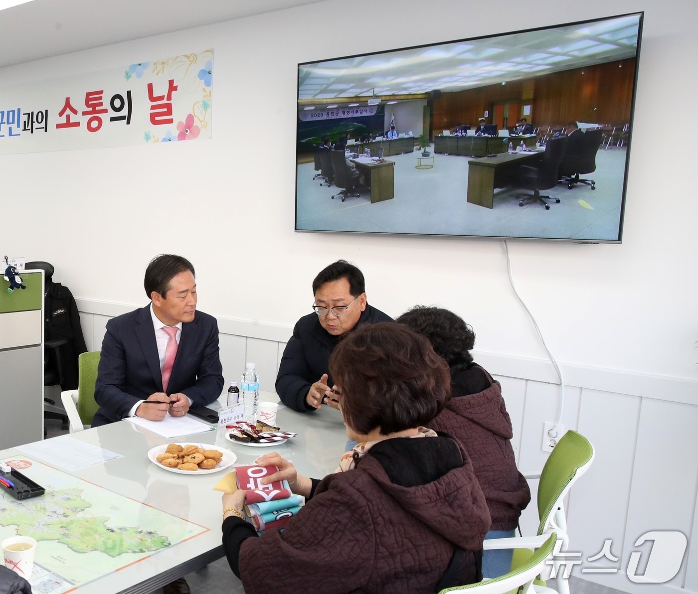 '군수와 군민과의 소통의 날' 관련 사진.(홍천군 제공. 재판매 및 DB금지)/뉴스1