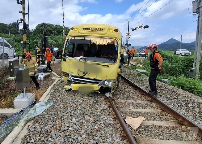 21일 오후 1시 54분쯤 전남광주 순천시 별량면 한 철도건널목에서 버스가 진입차단기를 충격하면서 선로에 끼이는 사고가 발생했다. (순천시 제공. 재판매 및 DB금지) ⓒ 뉴스1
