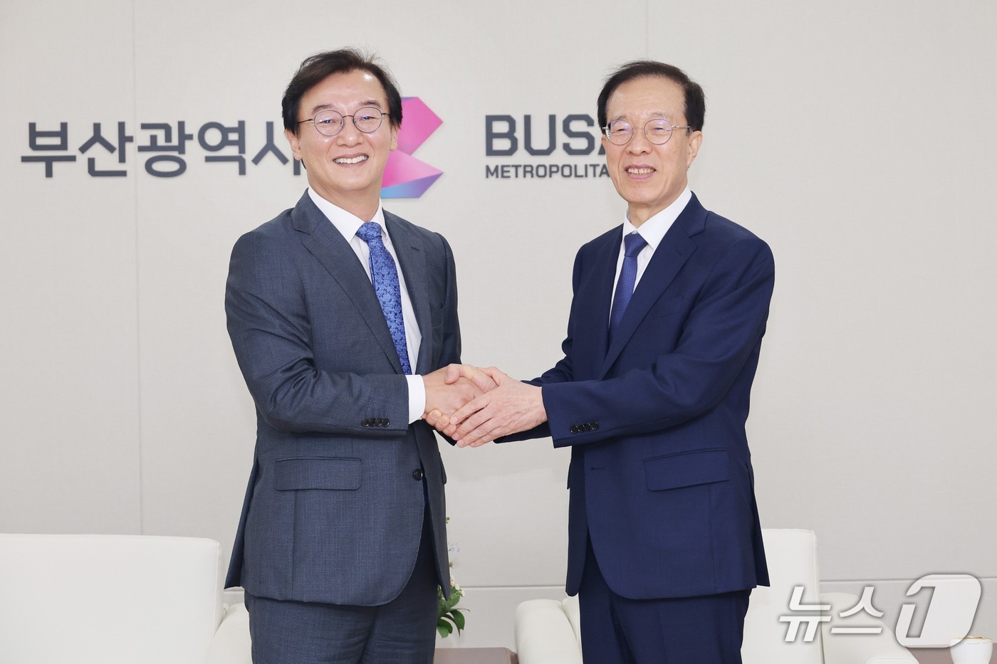 전재수 부산시장(왼쪽)과 이석연 국민통합위원회 위원장이 21일 부산시청 의전실에서 만나 기념촬영을 하고 있다.(부산시 제공. 재판매 및 DB 금지)