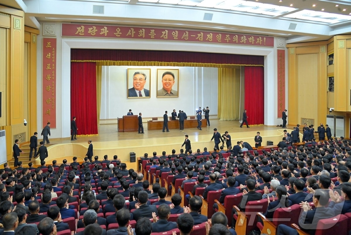 (평양 노동신문=뉴스1) = 북한 노동당 기관지 노동신문은 22일 노동당이 해외군사작전 전투위훈기념관 건설에서 특출한 공로를 세운 만수대창작사의 해당 창작단위들과 일꾼들, 창작가들에게 당표창과 국가표창을 수여했다고 보도했다. 해외군사작전 전투위훈기념관은 러시아 파병 장병들을 기리는 공간이다. [국내에서만 사용가능. 재배포 금지. DB 금지. For Use Only in the Republic of Korea. Redistribution Prohibited] rodongphoto@news1.kr
