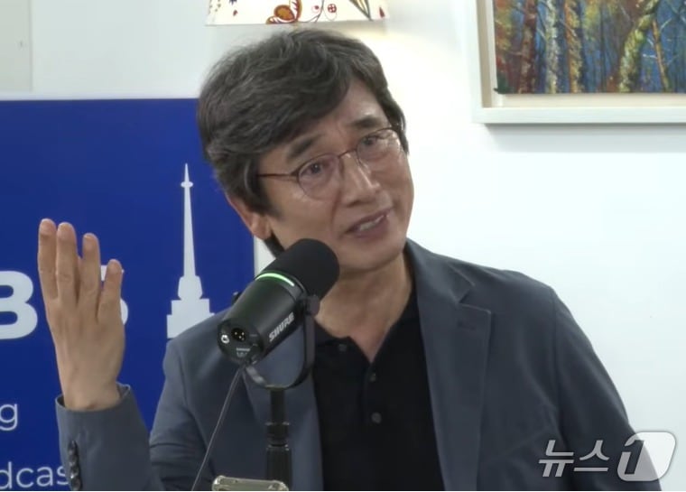 유시민 작가가 21일 유튜브 채널 '2분 news'에서 이재명 대통령이 검찰 수사와 기소 완전분리에 반대하는 듯하다는 느낌을 받았다는 발언을 하고 있다. (유튜브 갈무리) ⓒ 뉴스1