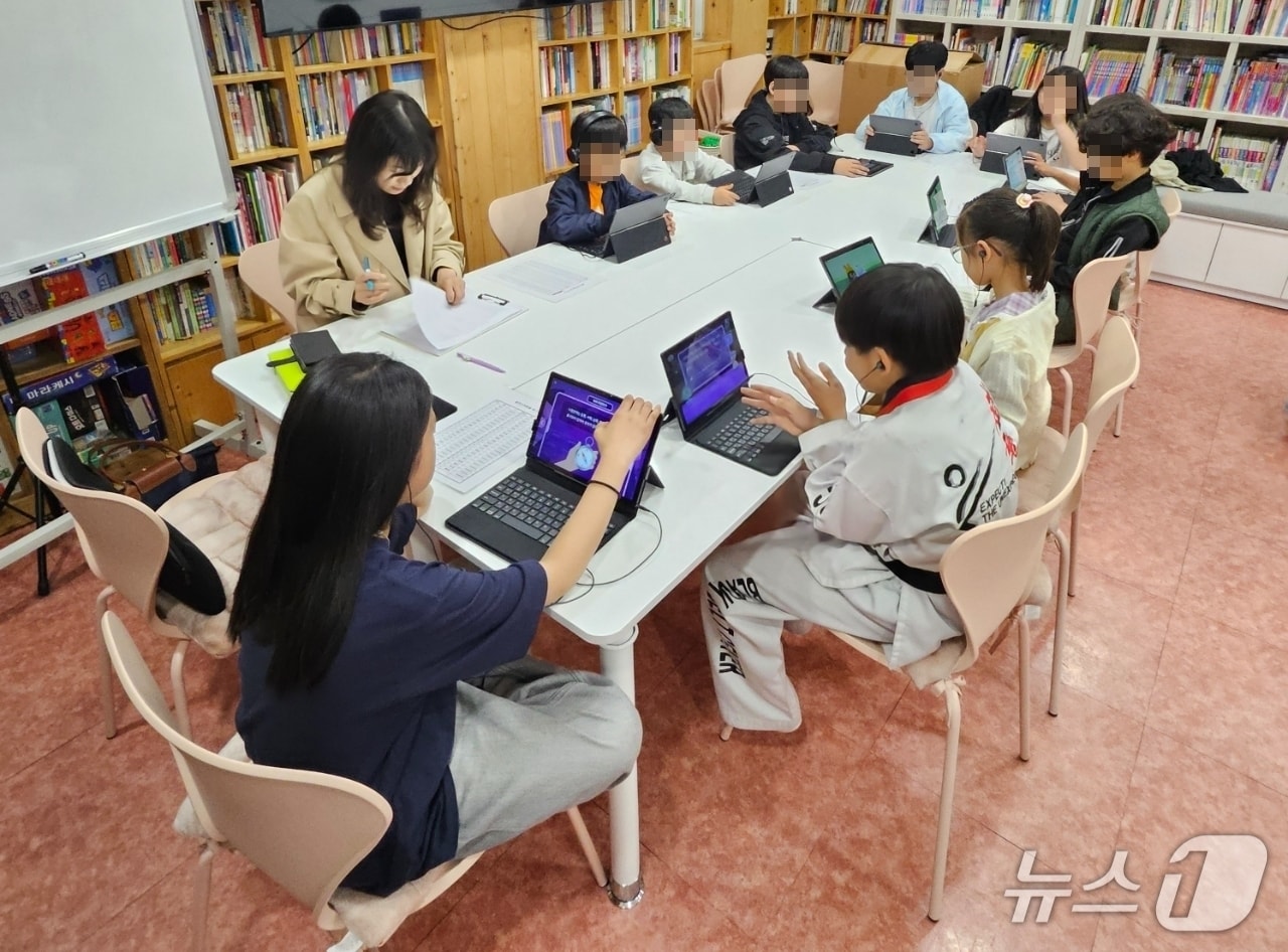 강원도 태백시 소재 한 지역아동센터에서 아이들이 웅진스마트올을 활용해 학습하고 있다.(웅진 제공)