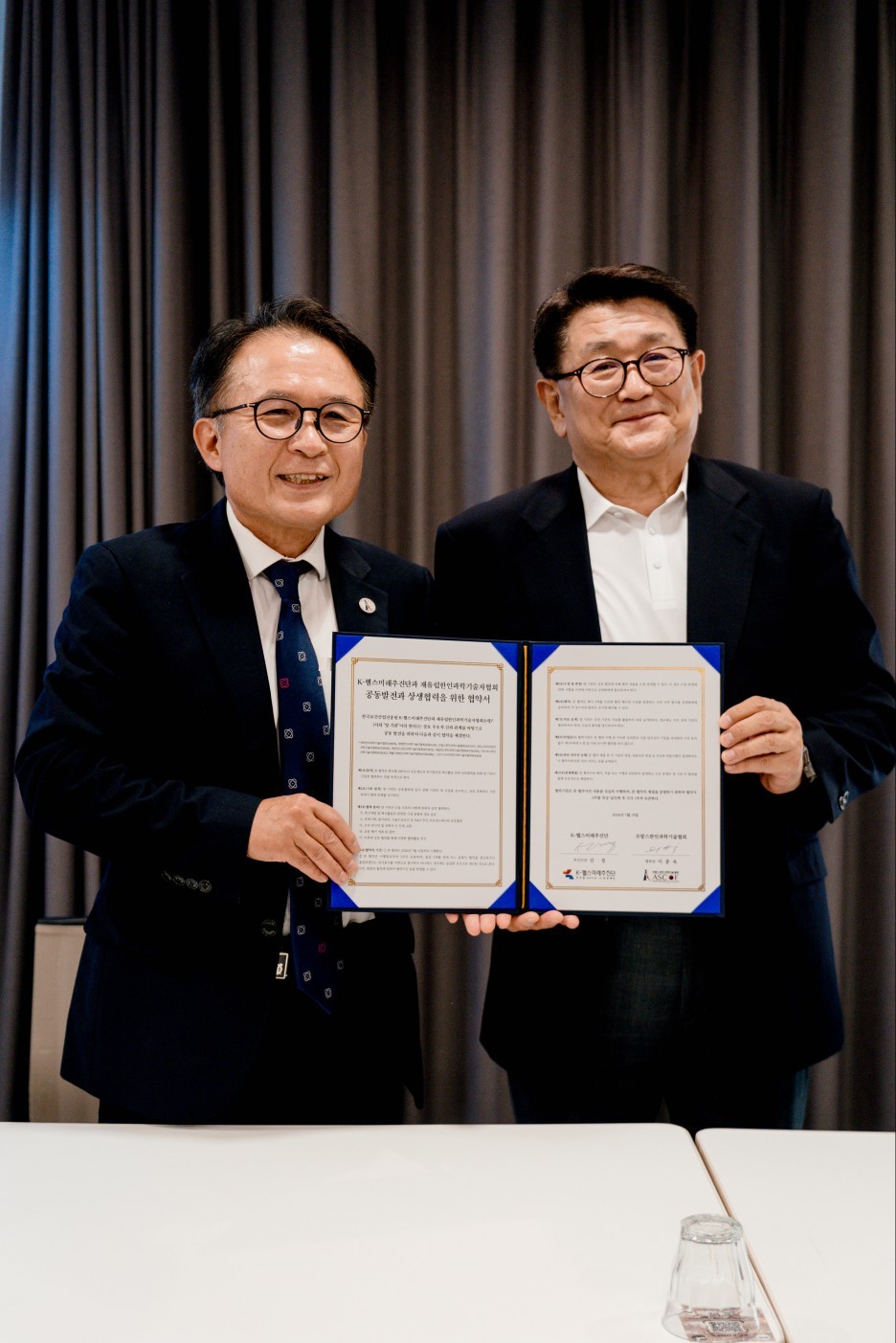 선경 K-헬스미래추진단장(오른쪽), 이종욱 프랑스한인과학자협회장 MOU 체결식. (한국보건산업진흥원 제공)