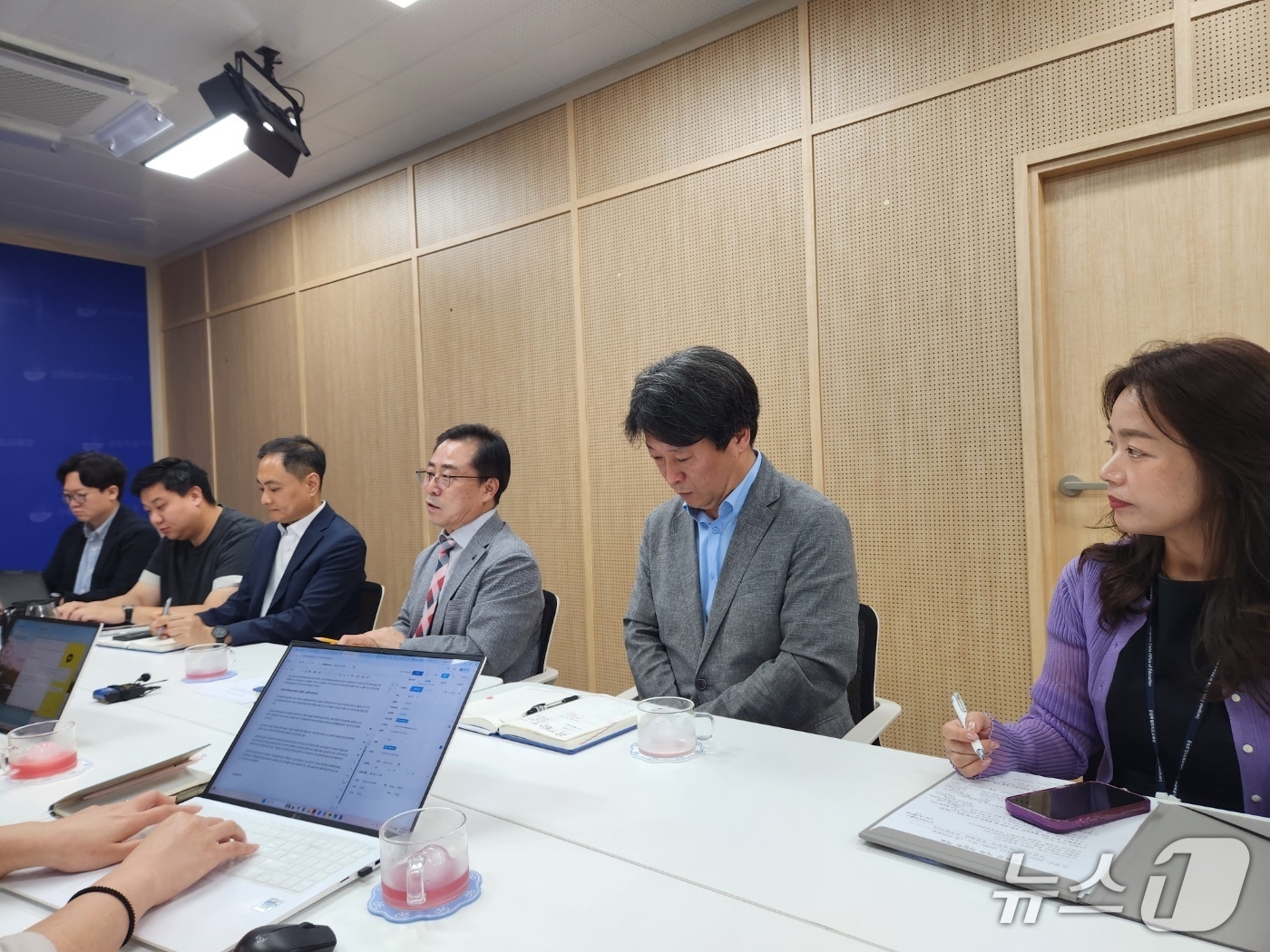 강삼영 강원특별자치도교육감이 22일 도교육청 브리핑실에서 기자들과 차담회를 갖고 현안에 대해 설명하고 있다.2026.7.22 한귀섭 기자
