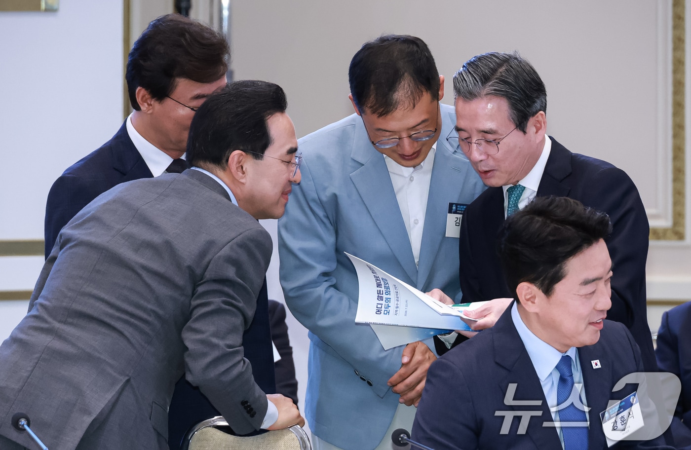 김용범 정책실장과 박홍근 기획예산처 장관, 전재수 부산시장, 김상욱 울산시장이 22일 청와대에서 열린 지역·필수·공공의료 간담회에서 대화를 하고 있다. 2026.7.22 ⓒ 뉴스1 이재명 기자