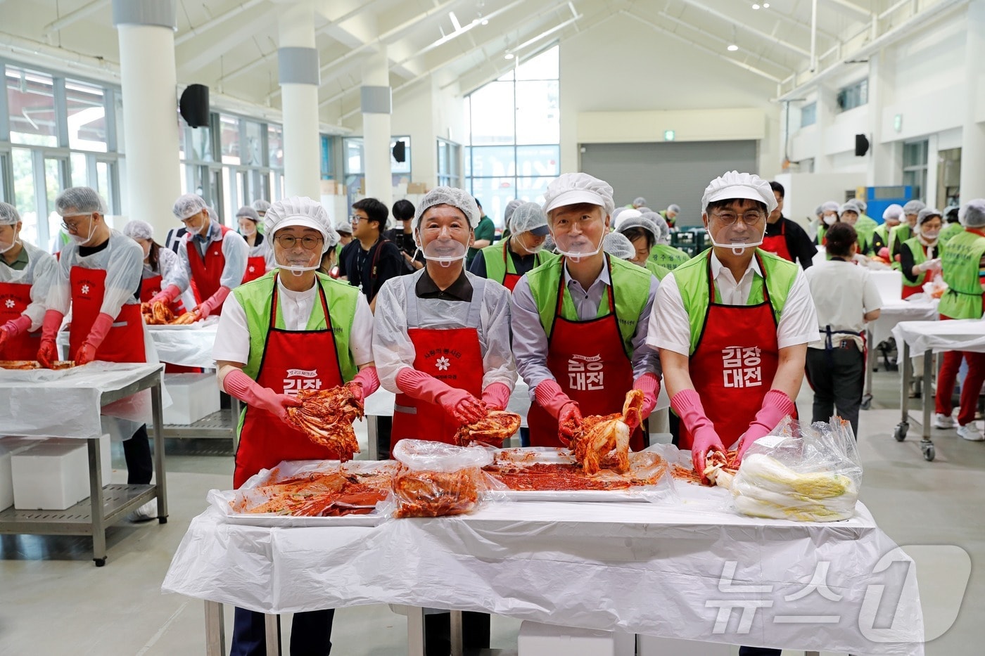 22일 광주김치타운에서 열린 '2026 사랑의 김치나눔 행사'에 참여한 백종한 서구의장, 이동훈 광주신세계 대표이사, 김이강 서구청장, 김승휘 서구자원봉사센터 이사장이 김치를 담그고 있다. (신세계 제공. 재판매 및 DB 금지) 