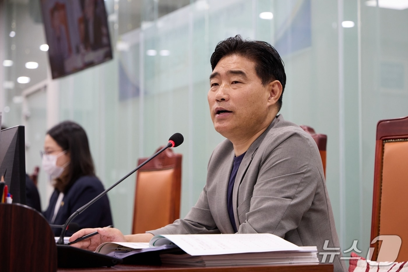 지난 21일 경기도의회 임시회 기획재정위원회에서 업무보고를 받고 있는 김운남 도의원. (경기도의회 제공, 재판매 및 DB금지)