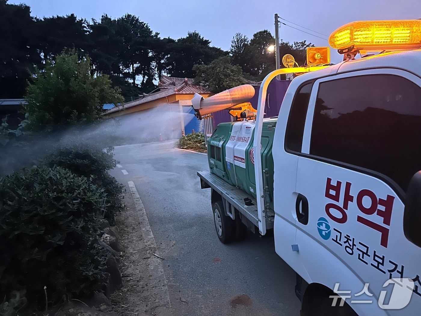 전북 고창군이 연무소독 방식으로 방역 작업을 진행 중이다.(고창군 제공. 재판매 및 DB금지)