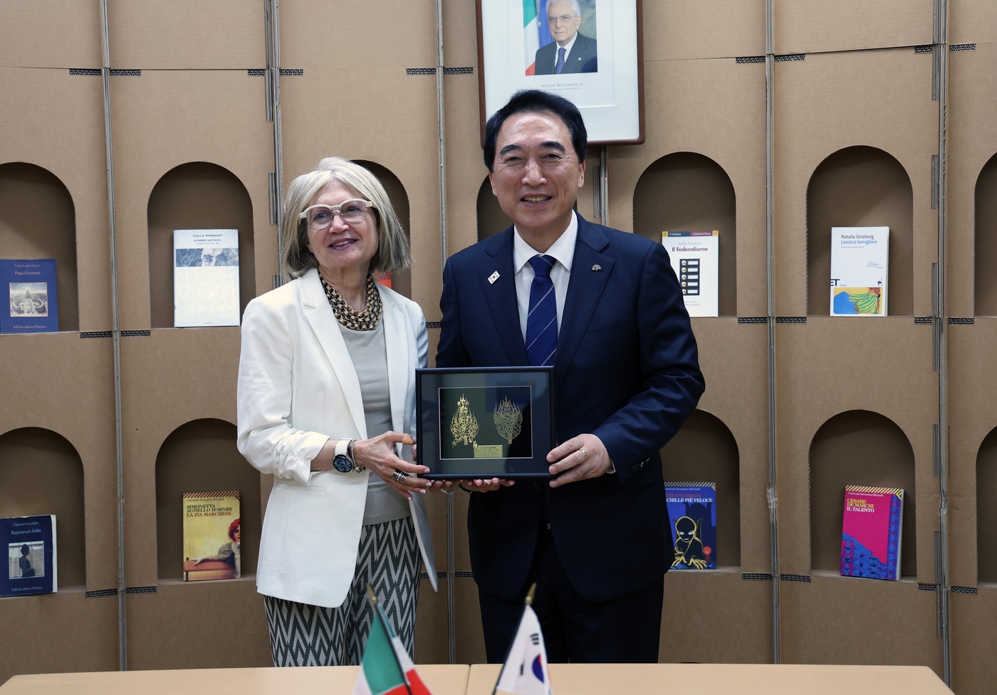 박수현 충남지사(오른쪽)와 에밀리아 가토 주한 이탈리아 대사 (도 제공. 재판매 및 DB금지)/뉴스1
