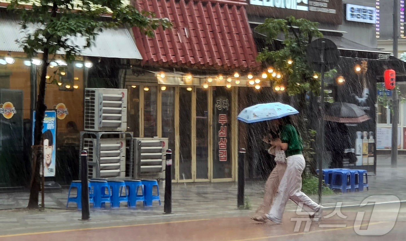 우산 쓴 시민들.(자료사진)/뉴스1