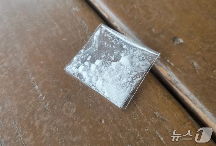 서울 송파구 올림픽공원 내 쉼터에서 발견된 것으로 알려진 물질. (사회관계망서비스 갈무리)