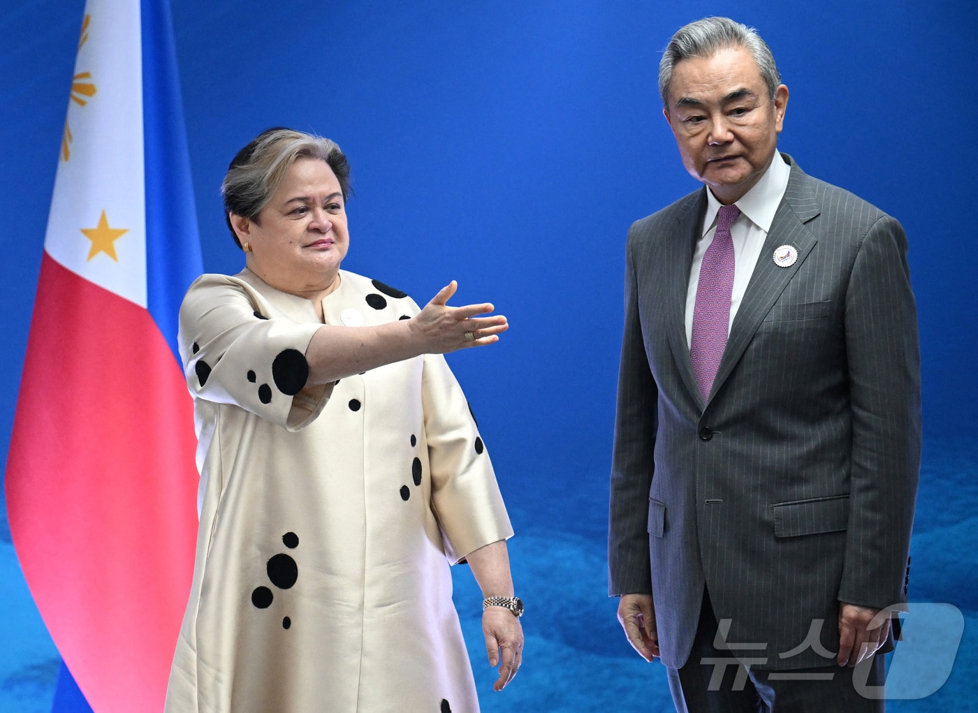 22일(현지시간) 필리핀 메트로마닐라 파사이에서 열린 아세안(ASEAN·동남아시아국가연합) 외교장관회의를 계기로 마리아 테레사 라자로 필리핀 외교장관(왼쪽)과 왕이 중국 외교부장이 만나고 있다. 2026.7.22. ⓒ 로이터=뉴스1