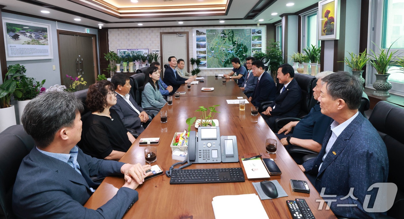 논산시의회는 관내 농업인 학습단체장들과 간담회를 열고 농업정책 추진 방향을 공유하는 한편 현장 의견을 청취했다. (논산시의회 제공. 재판매 및 DB금지)/뉴스1