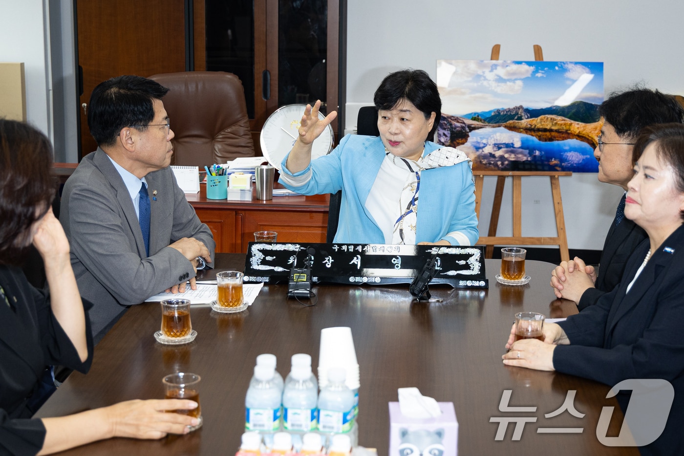 서영교 국회 법제사법위원장이 지난 23일 서울 여의도 국회에서 김준형 조국혁신당 당대표 직무대행 겸 원내대표를 비롯한 의원들과 면담하고 있는 모습. 2026.7.23 ⓒ 뉴스1 유승관 기자