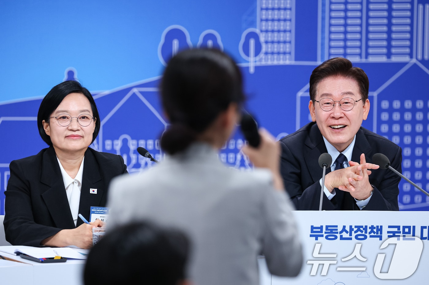 이재명 대통령이 23일 서울 여의도 KBS 별관에서 열린 부동산정책 국민 대토론회에서 참석자의 발언을 듣고 있다. 2026.7.23 ⓒ 뉴스1 허경 기자