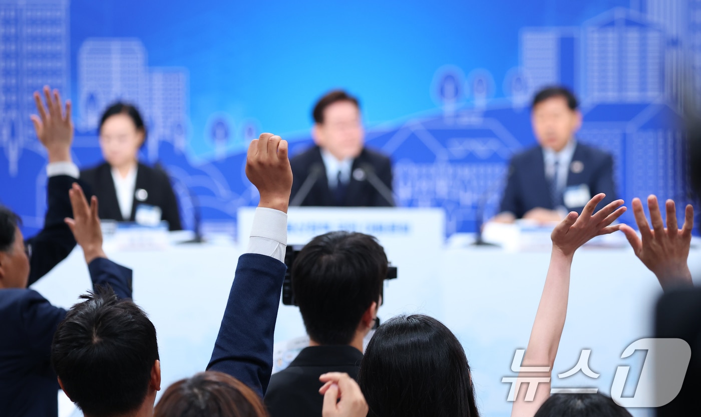 23일 서울 여의도 KBS 별관에서 열린 부동산정책 국민 대토론회에서 참석자들이 발언권을 요청하고 있다. 2026.7.23 ⓒ 뉴스1 허경 기자