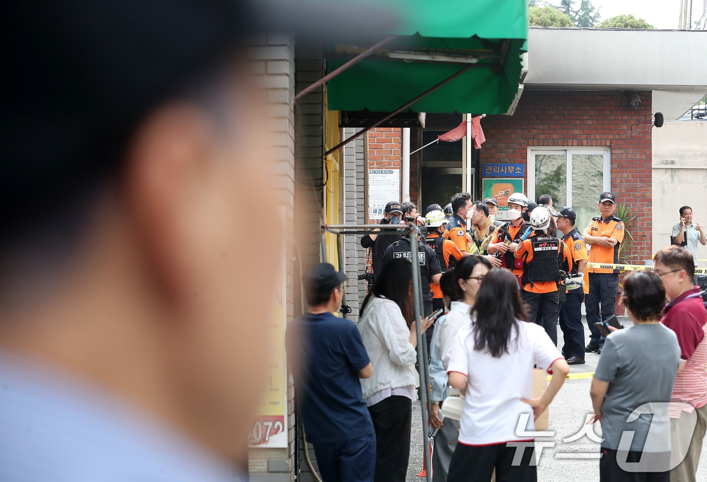 23일 오전 경북 경산시 사동 한 아파트 관리사무소에서 70대 입주민의 방화로 불이 나 관리인 등 8명이 화상을 입고 병원으로 이송됐다. 경찰과 소방 당국이 현장을 통제하고 정확한 사고 원인과 경위를 조사하고 있다. 2026.7.23 ⓒ 뉴스1 공정식 기자