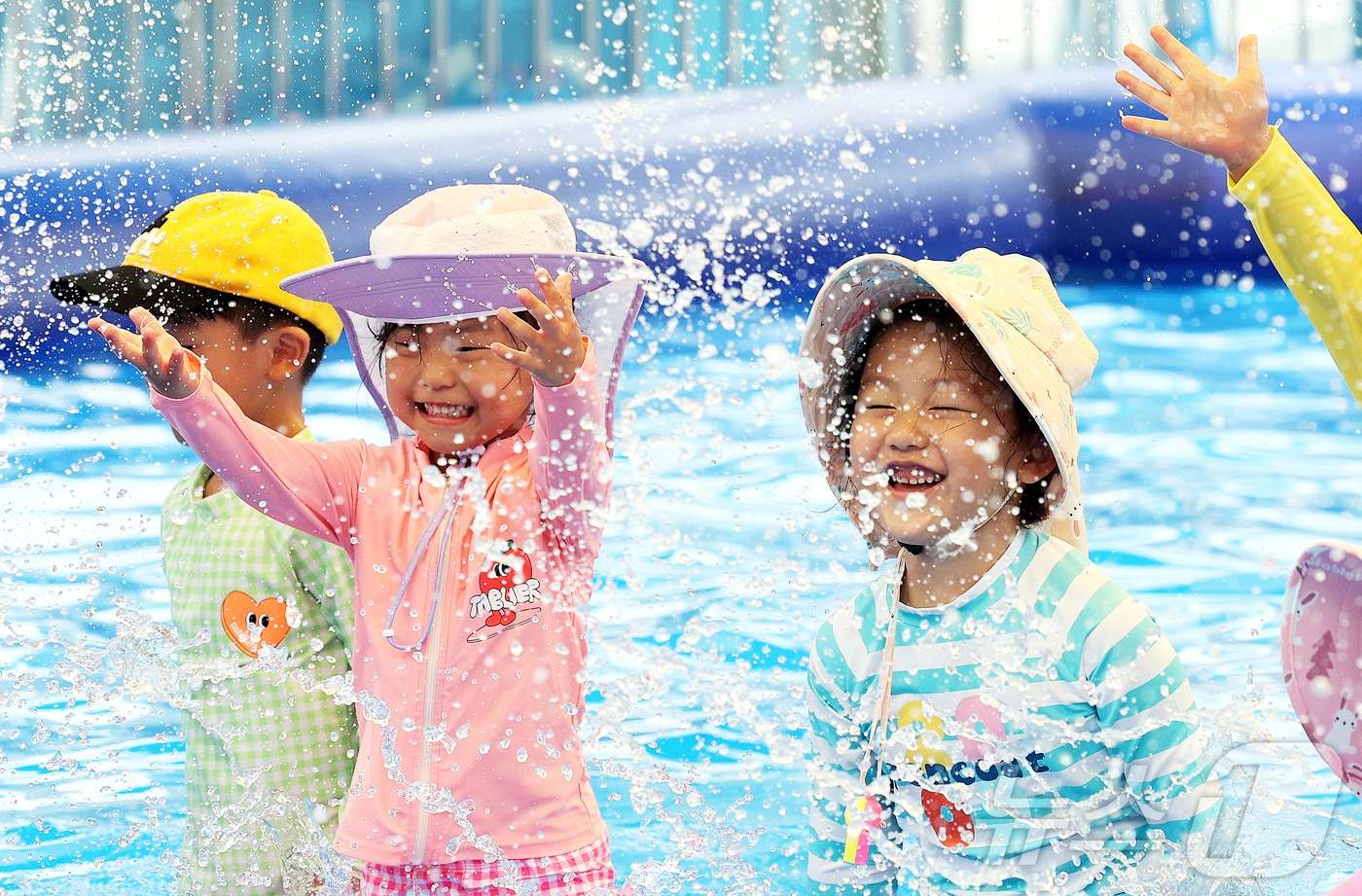 절기상 대서인 23일 전남광주통합특별시 북구 동강대학교 야외물놀이장 개장을 맞아 물놀이장을 찾은 어린이집 아이들이 더위를 식히며 즐거운 시간을 보내고 있다.(전남광주 북구 제공. 재판매 및 DB 금지) 2026.7.23