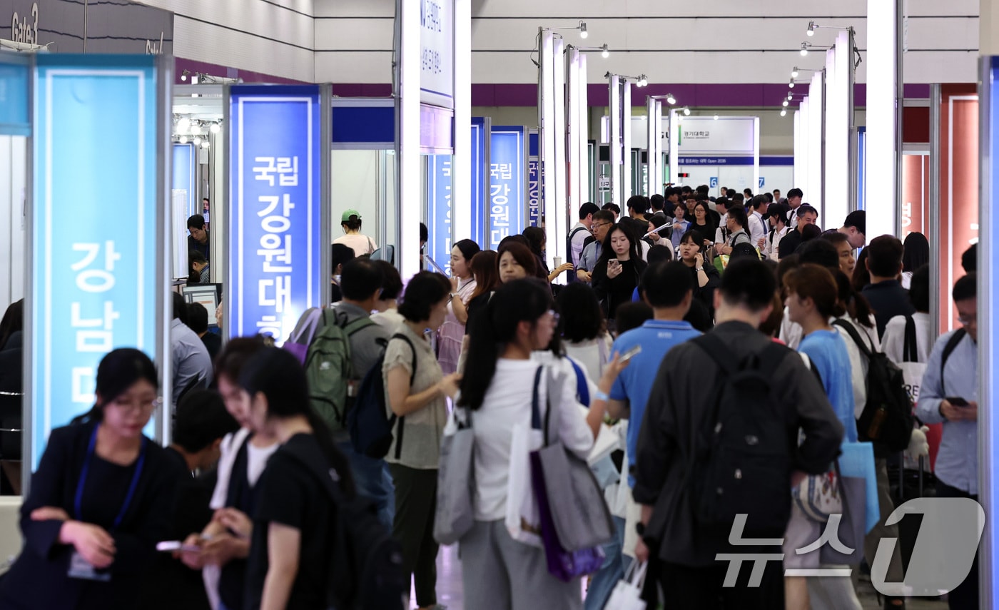 23일 서울 강남구 코엑스에서 열린 '2027학년도 수시대학입학정보박람회'가 학부모와 수험생들로 북적이고 있다. 2026.7.23 ⓒ 뉴스1 구윤성 기자