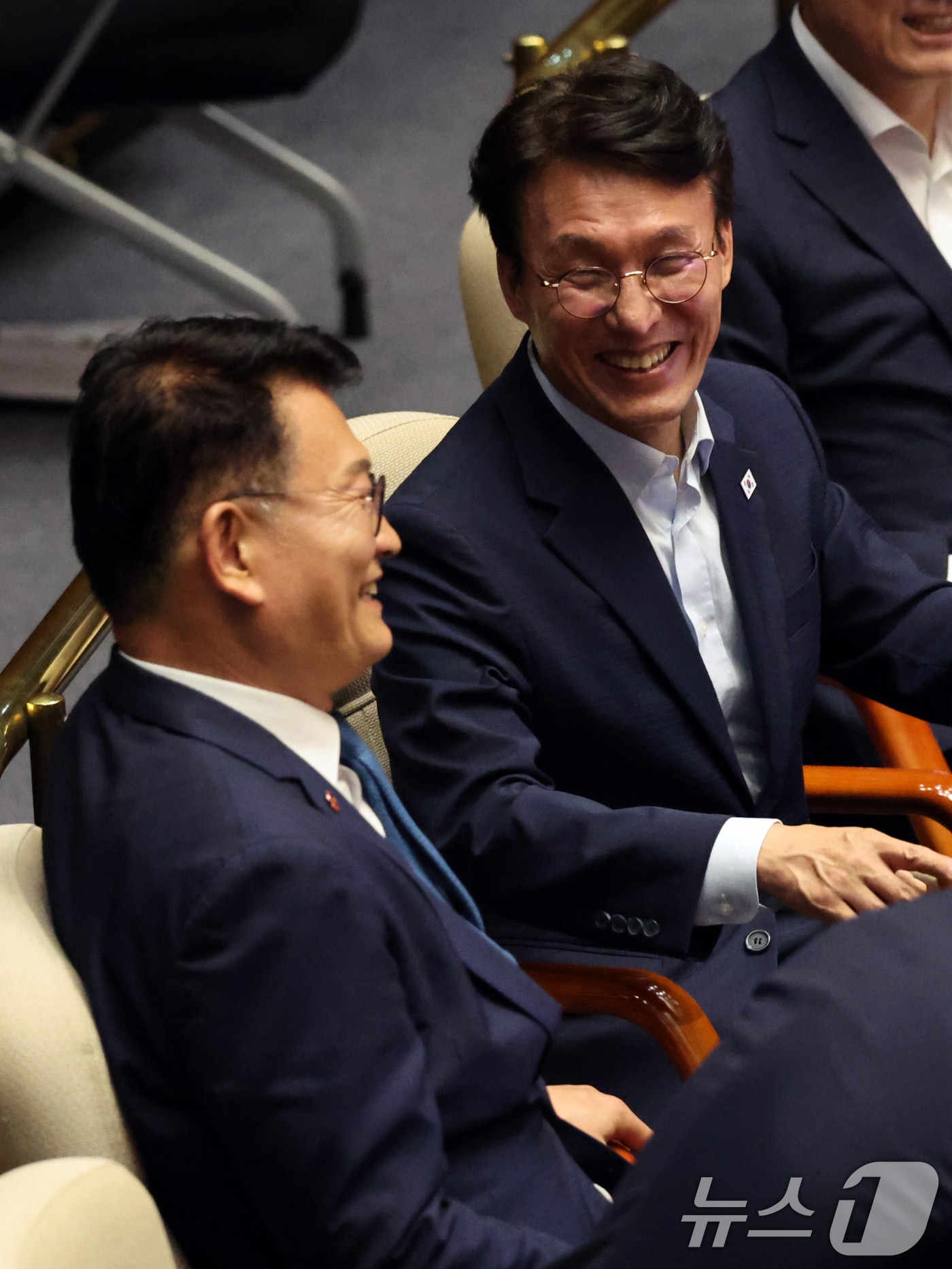 더불어민주당 당대표에 출마한 김민석, 송영길 의원이 23일 오후 서울 여의도 국회에서 열린 제437회국회(임시회) 제2차 본회의에서 대화를 나누고 있다. 2026.7.23 ⓒ 뉴스1 황기선 기자