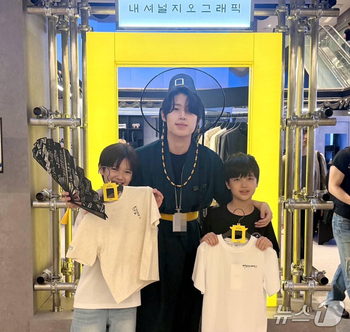내셔널지오그래픽과 국가유산청이 협업으로 선보이는 ‘K-헤리티지(K-Heritage)’ 컬렉션 팝업스토어를 찾은 방문객들이 기념촬영을 하는 모습 (신세계 센텀 제공. 재판매 및 DB금지)