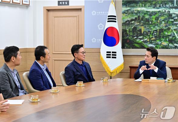 임만균 서울시의회 의장(오른쪽에서 첫 번째)이 23일 서울시 여장권 교통실장(왼쪽에서 세 번째)과 면담하고 있다.(서울시의회 제공)