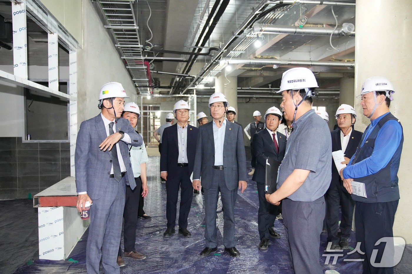 23일 전북도의회 교육위원회가 전주화산초등학교를 방문해 그린스마트스쿨 증축 공사 진행 상황을 점검하고 있다.(의회제공. 재판매 및 DB금지)2026.7.23/뉴스1