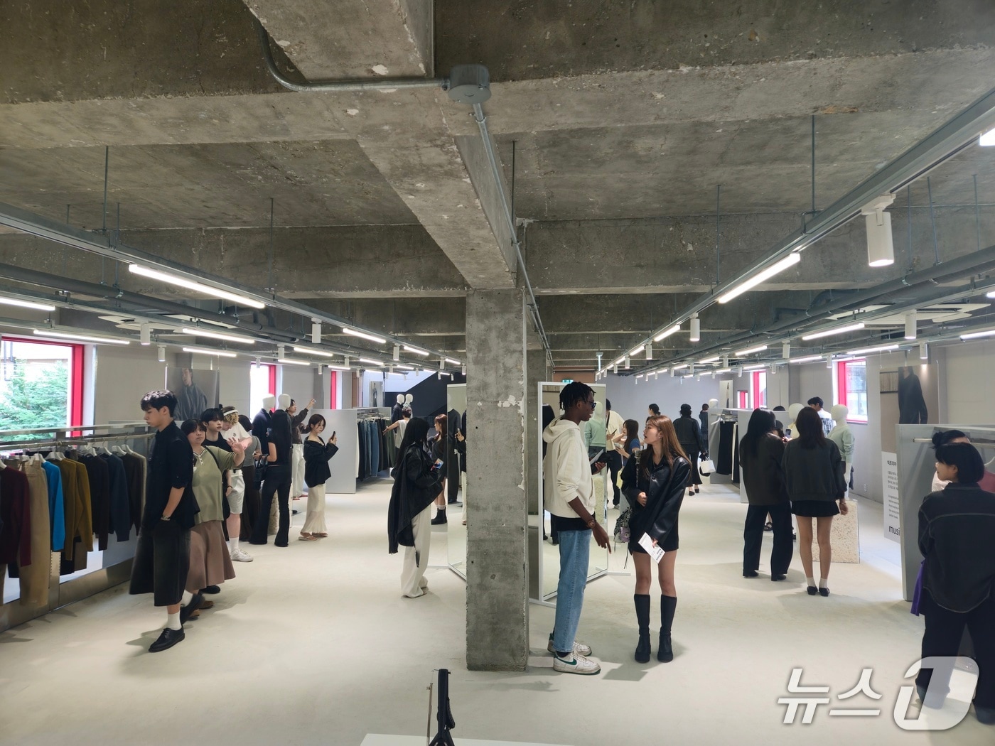무신사 스탠다드의 진화...'K패션'으로 유니클로 잡는다 - 뉴스 썸네일 이미지