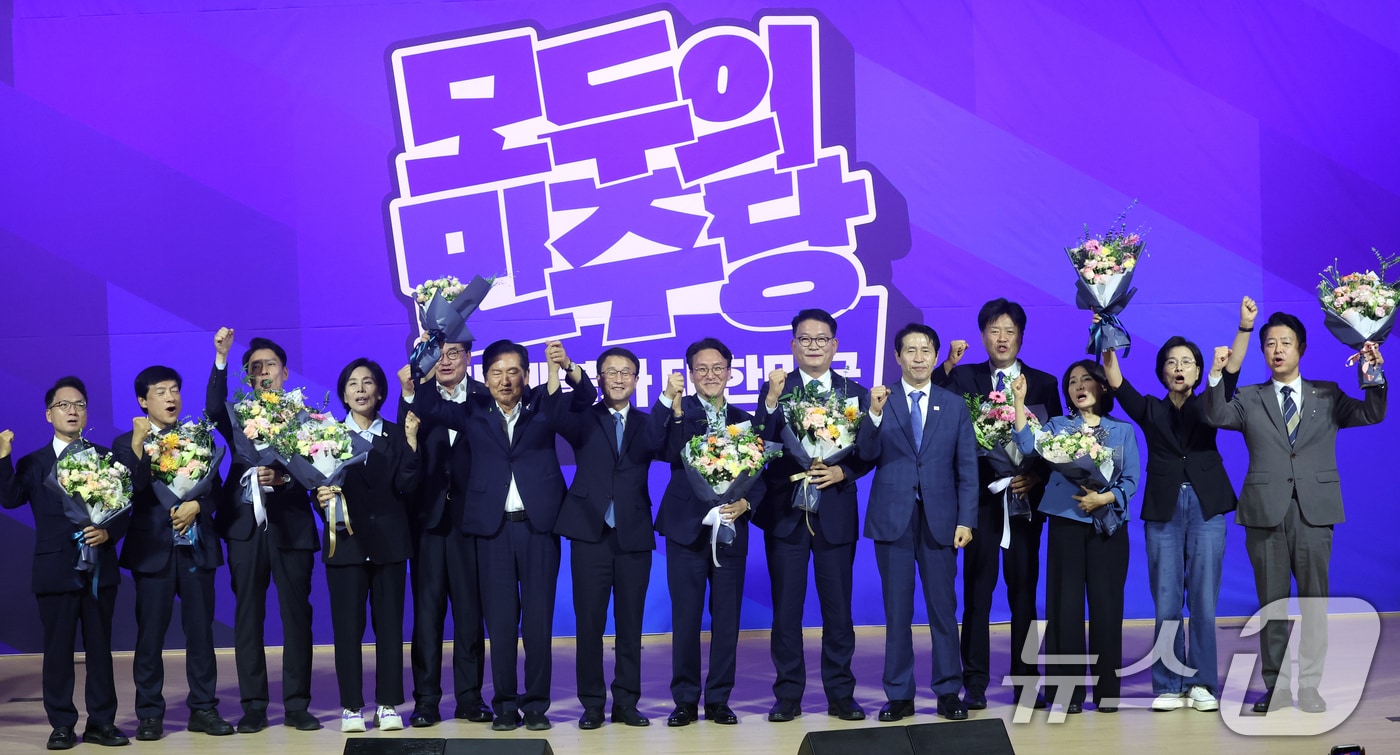 더불어민주당 전당대회 본경선에 진출한 당대표, 최고위원 후보들이 23일 오후 서울 여의도 국회 의원회관에서 열린 당대표·최고위원 선출을 위한 예비경선 결과발표에서 기념촬영을 하고 있다. 사진 왼쪽부터 박선원, 이성윤, 한민수, 최민희 최고위원 후보. 2026.7.23 ⓒ 뉴스1 황기선 기자