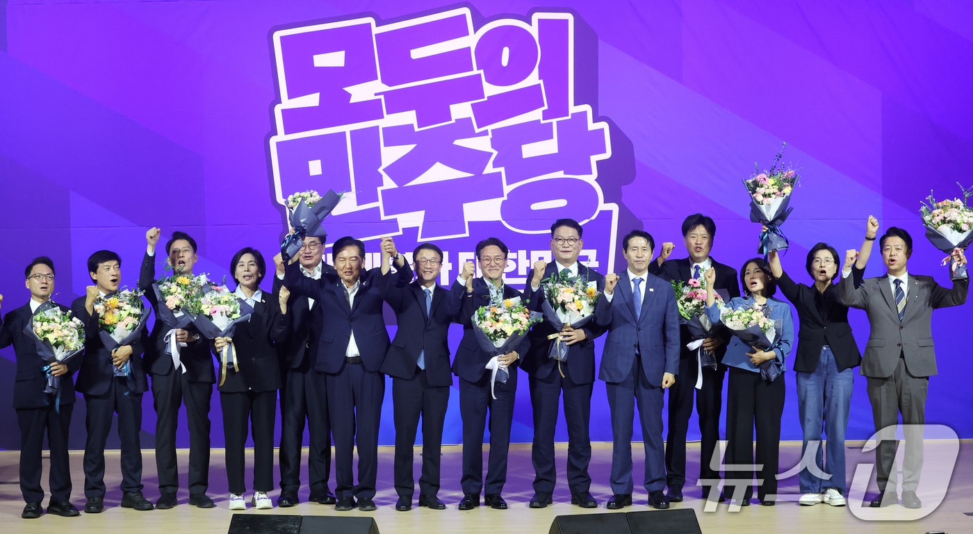 더불어민주당 전당대회 본경선에 진출한 당대표, 최고위원 후보들이 23일 오후 서울 여의도 국회 의원회관에서 열린 당대표·최고위원 선출을 위한 예비경선 결과발표에서 기념촬영을 하고 있다. 2026.7.23 ⓒ 뉴스1 황기선 기자