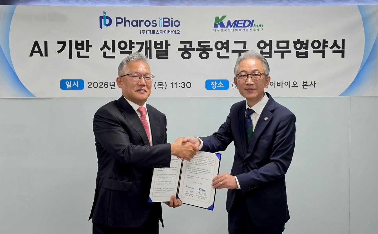 윤정혁 파로스아이바이오 대표이사와 박구선 케이메디허브 이사장이 'AI 기반 신약개발 공동연구 업무협약'을 체결한 뒤 기념촬영을 하고 있다. (파로스아이바이오 제공)