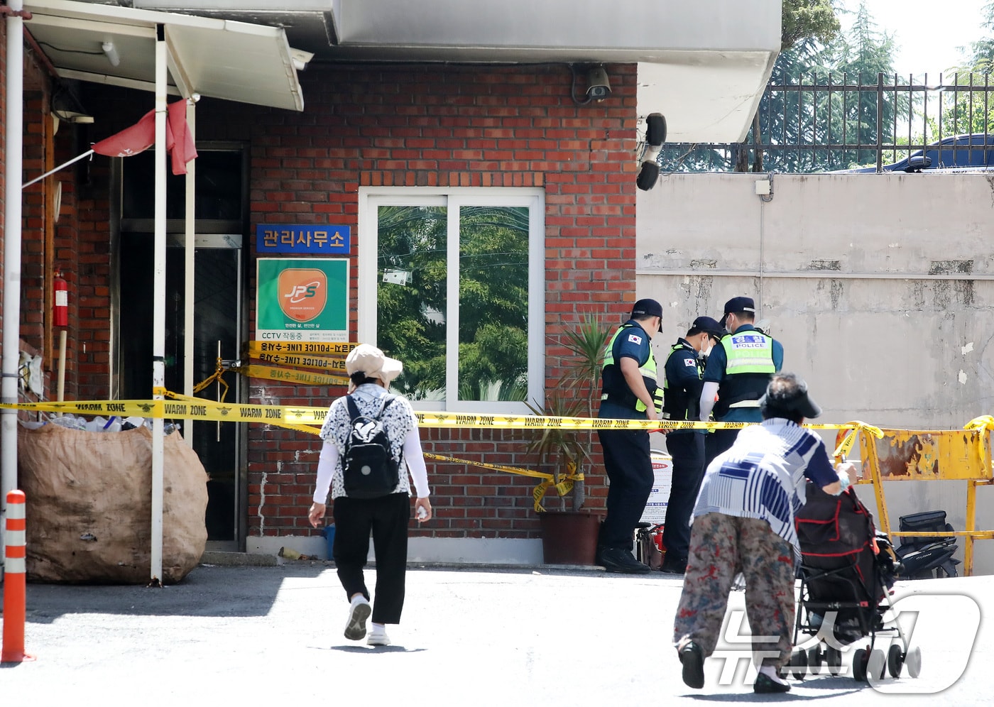 24일 오전 경북 경산시 사동의 한 아파트 관리사무소 앞에서 경찰이 화재 현장을 통제하고 있다. 전날 오전 8시 29분쯤 70대 아파트 입주민이 관리사무소 안에 있던 가연성 물질에 불을 질러 8명이 화상을 입고 병원으로 이송됐다. 2026.7.24 ⓒ 뉴스1 공정식 기자
