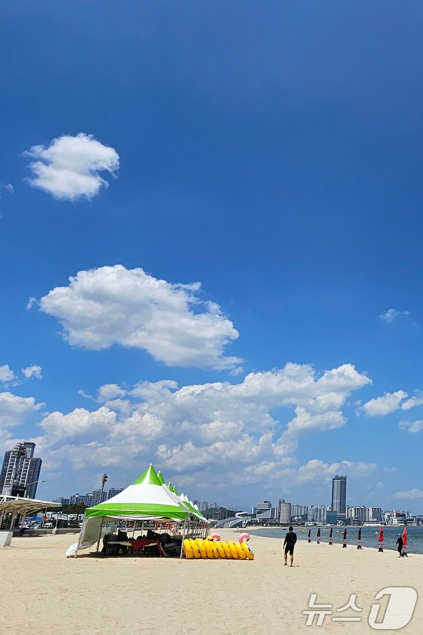 24일 폭염중대경보가 발령된 경북 포항시 송도해수욕장 위로 푸른 하늘이 펼쳐져 있다.2026.7.24 ⓒ 뉴스1 최창호 기자